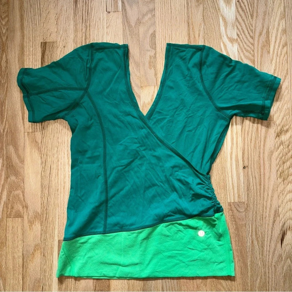 Lululemon Cross Over Deep V Neck T Shirt w Ruched Side - Picture 6 of 6